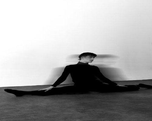 Persona estirando suavemente