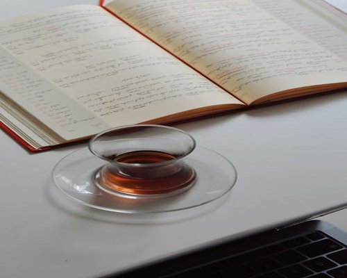 Libro y taza de té